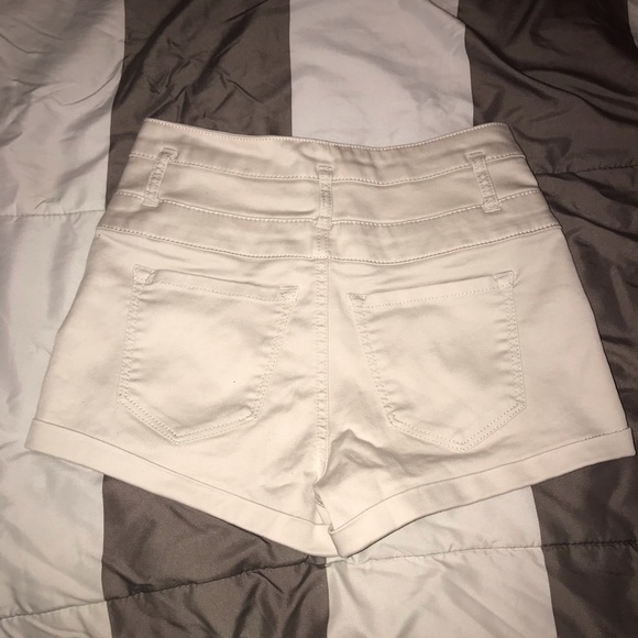 SOLD‼️ tan khaki shorts - Picture 3 of 3